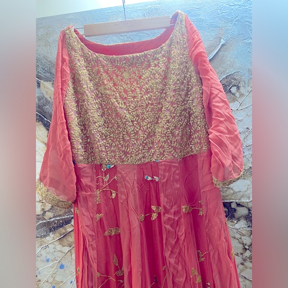 ❌❌SOLD❌❌ Pretty Peach Kurta with Aari Work. lovely hand work blue flower border - Picture 3 of 5